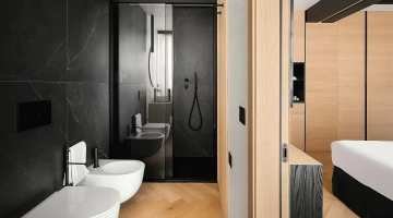 Badezimmer mit Dusche im Kingsize-Zimmer