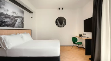 Kingsize-Suite mit TV und Schreibtisch