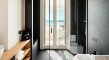 Badezimmer mit Dusche in der King Suite