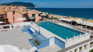 Piscine sur le toit avec bain à remous