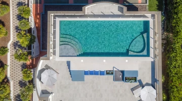 Piscina sul tetto con area solarium