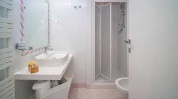 Bagno con box doccia