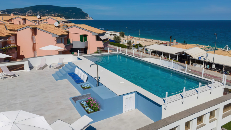 Piscina sul tetto con idromassaggio