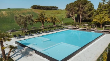 Schwimmbad mit Blick auf die Hügel