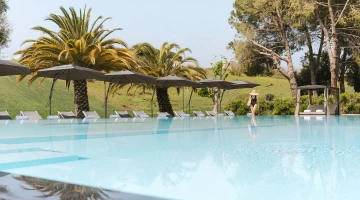 Swimmingpool mitten im Garten