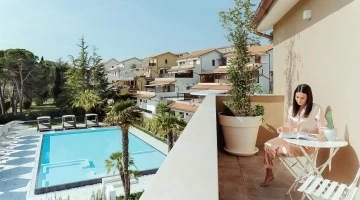 Zimmer mit Balkon und Blick auf den Pool