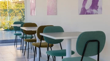 Tische im Gemeinschaftsraum