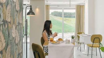 Frühstücksraum mit Blick auf die Hügel
