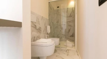 Privates Badezimmer mit Duschkabine