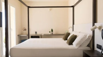 Moderner Baldachin im Hauptschlafzimmer