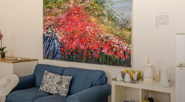 Sala comune con frigorifero