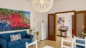 Sala comune con frigorifero