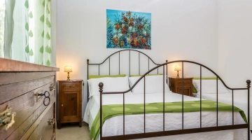 Camera con mobili di pregio