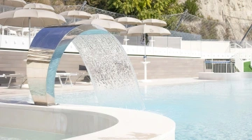 Piscina con getto d'acqua