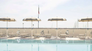 Piscina con solarium