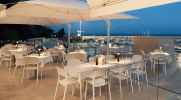 Ristorante in loco con terrazza vista mare