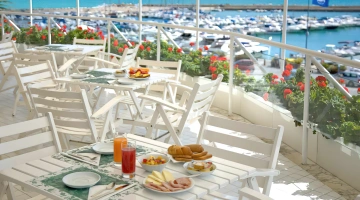 Colazione servita al tavolo in terrazza