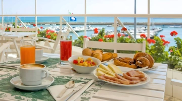 Colazione dolce e salata in terrazza