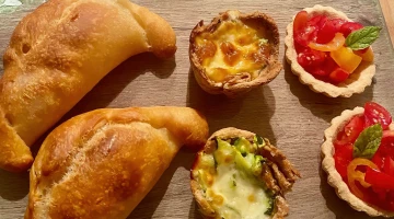 Petit déjeuner salé avec des produits du jardin