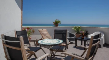Table et chaises sur la terrasse commune