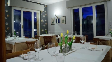 Tables dressées au restaurant