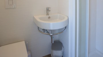 Détail de la salle de bain avec cabine de douche