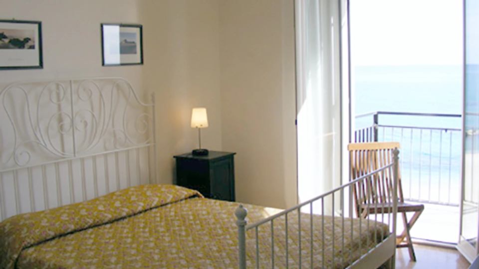 Chambre avec balcon équipé