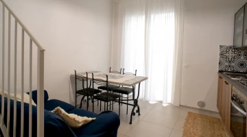Tisch, Stühle und Sofa in der Suite