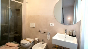 Privates Badezimmer mit Duschkabine