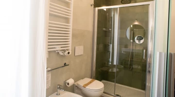 Badezimmer mit Dusche und WC