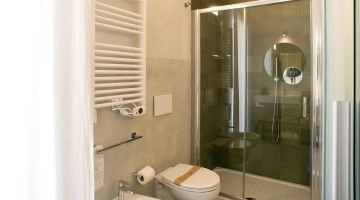 Bagno con doccia e servizi