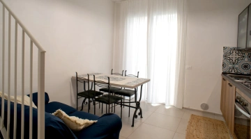 Tavolo, sedie e divano in suite