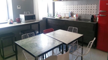 Tavolo e sedie in cucina in comune