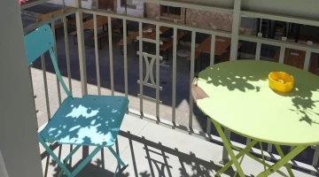 Tavolino e sedie sul balcone