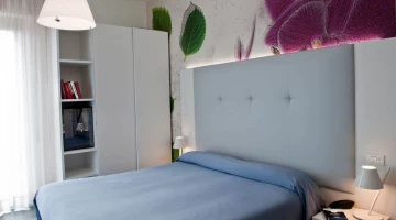 Double bedroom with wardrobe