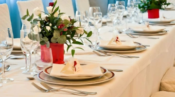 Tavoli apparecchiati in sala