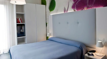 Stanza matrimoniale con armadio