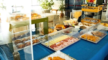 Süßes und herzhaftes Frühstück