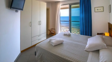 Zimmer mit Balkon und Meerblick