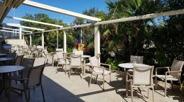 Véranda avec tables et chaises