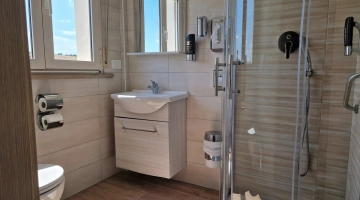 Salle de bain avec cabine de douche