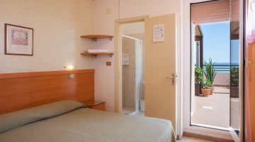 Double room with balcony and sea view