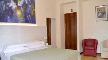 Room with armchairs
