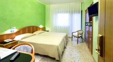 Double room with TV and desk