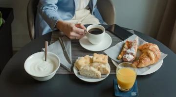 Frühstück am Tisch