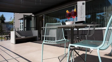 Couchtische auf der Terrasse