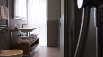 Privates Badezimmer mit extragroßer Duschkabine