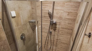 Privates Badezimmer mit Duschkabine