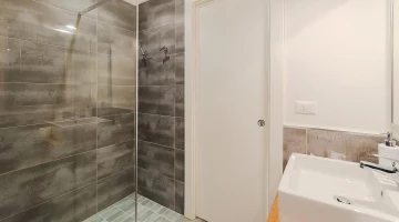 Shower box in private facilities