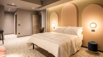 Room with double bed